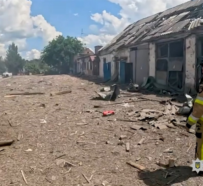 Пораненого ховали в кущах від дронів. Як у Дружківці рятували людей після удару КАБів