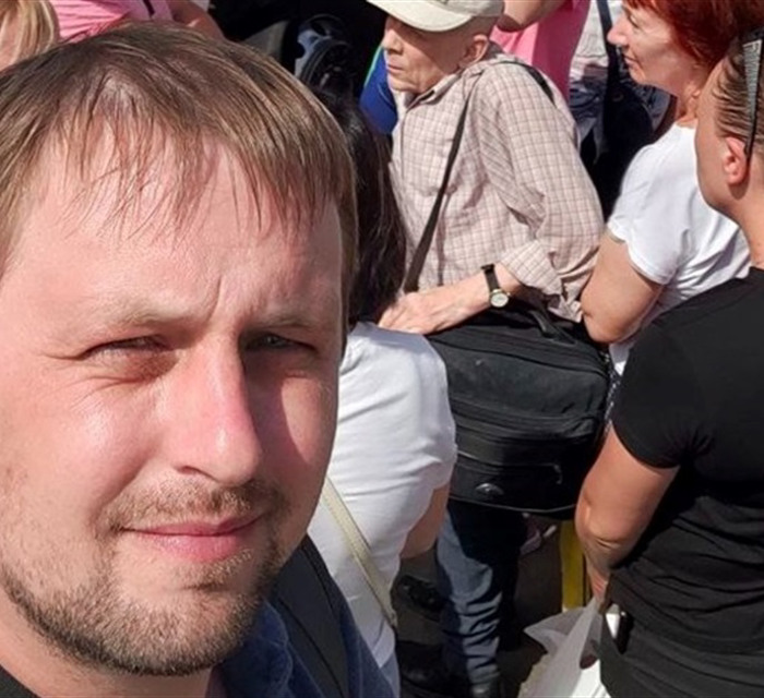 Дмитро Максимович евакуює людей з гарячих точок. Допомагає розселити їх у країні і за кордоном