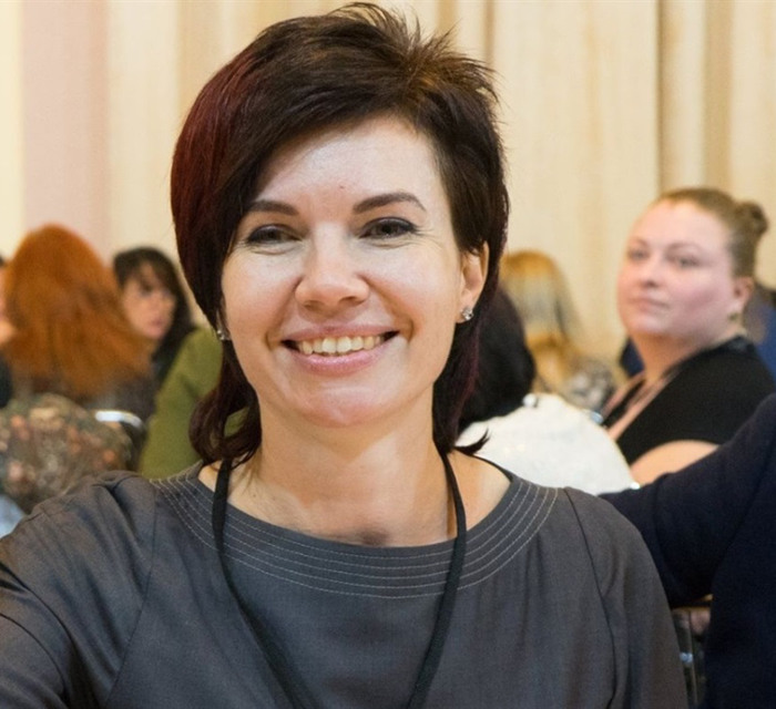 Горловчанка создала именной бренд AnnaPetric.Идею тестировала на своих детях - носила их в слингах 