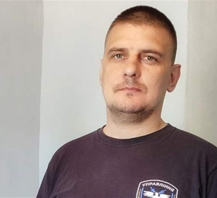 Фінальний етап — вода і дитячі ліжка. Олег Політов з Перевальська облаштовує шелтер для переселенців