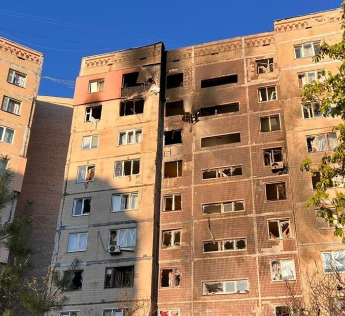 Росіяни вдарили вночі дроном «Герань-2» по багатоповерхівці у Краматорську. Що відомо