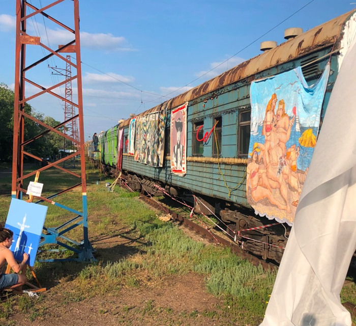 Ці іржаві вагони перетворили на пляжну арт-галерею в Маріуполі. Дивіться, як вони змінилися