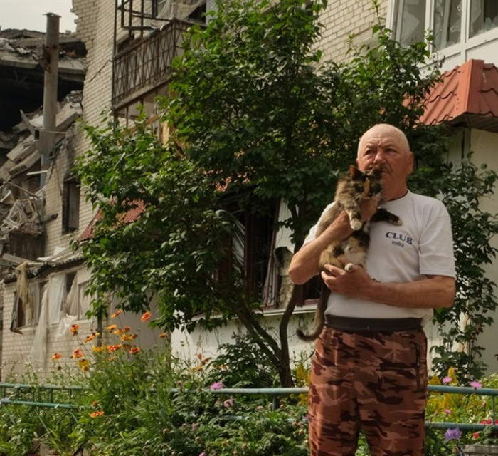Ми єдині лишилися в будинку в Святогірську, куди росія вдарила ракетою. Тут рятую котів, а вони мене