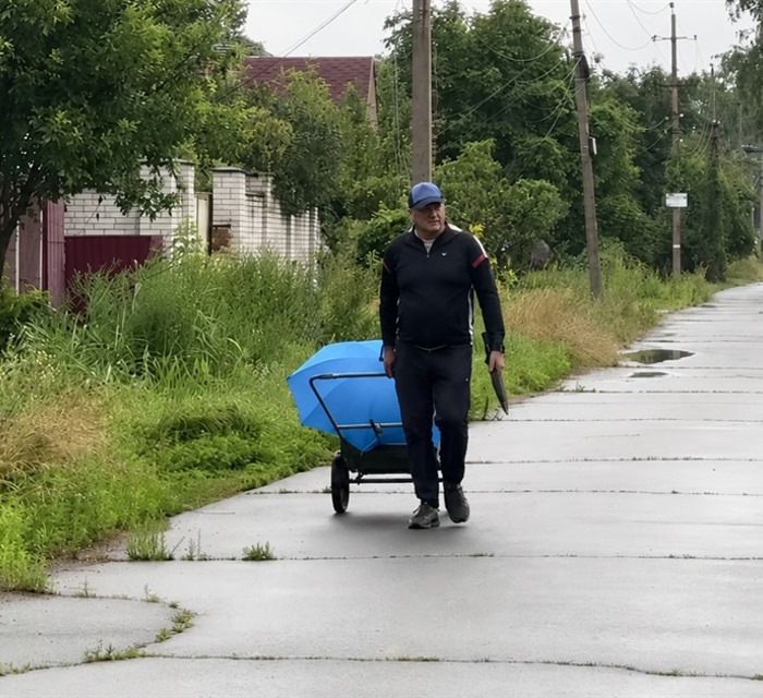 Святогірськ без світла і зв’язку. Люди самі гасять пожежі після російських атак — як живе громада