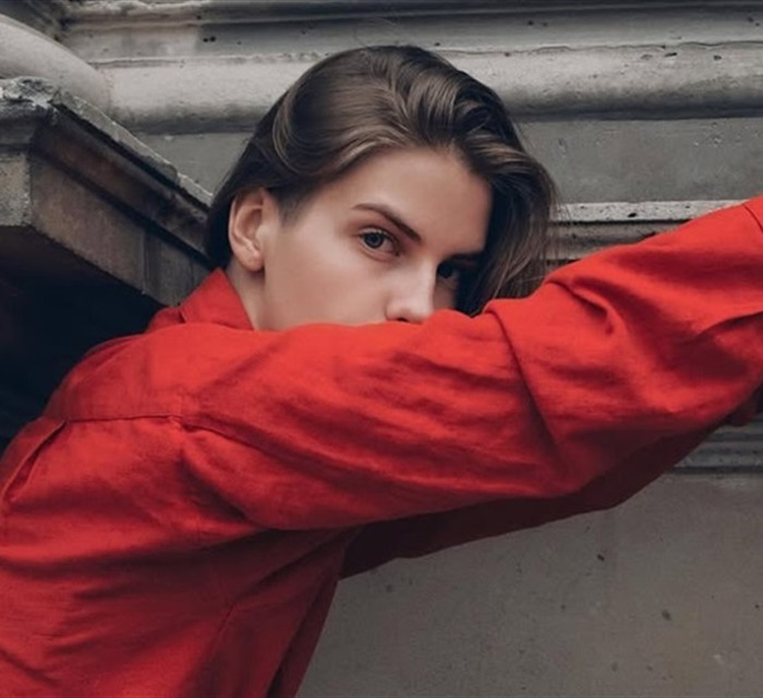 Співачка з Маріуполя Катерина Артман випустила пісню Wait Child. Вона про тих, хто втратив дитинство