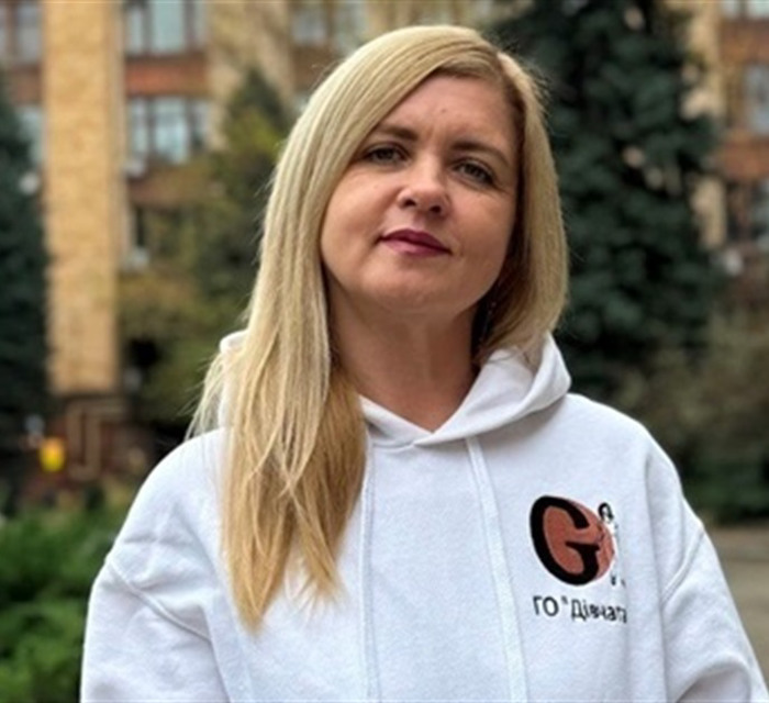 Радію, що можу допомагати. Яна Медведєва з Торецька підтримує дітей, захисників і бізнес у Дніпрі