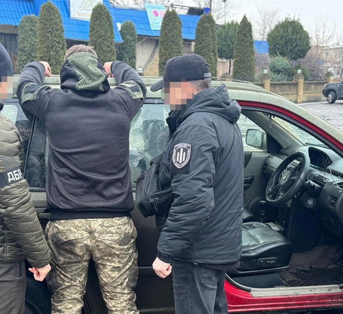 На Донеччині командир взводу продавав зброю. У нього знайшли 500 дронів та 74 тисячі доларів