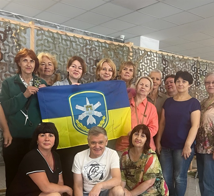 1700 кв. метрів маскувальних сіток за місяць: “Берегині з Ірпеня” запрошують до “плетіння перемоги”