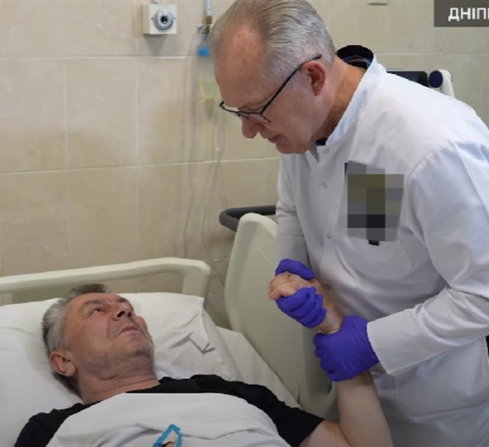 Прямо в капот влетів, я намагався гальмувати. Лікарю з Лимана ампутували ногу після атаки FPV-дрона