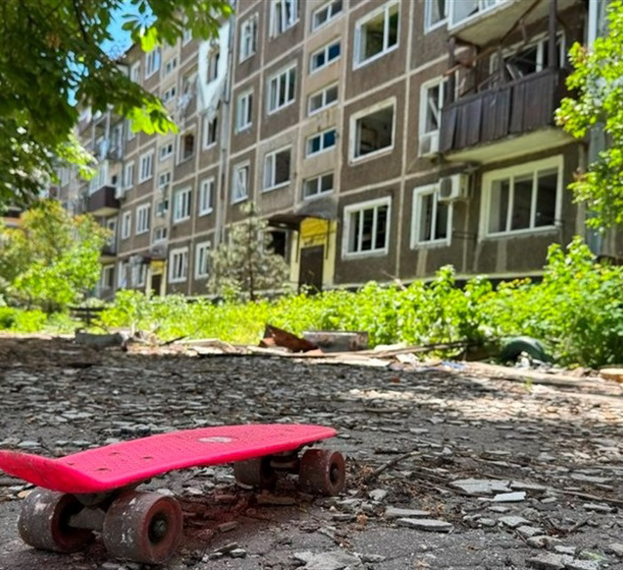 «Потроху знищують і це місто». Як живуть у Білозерському за 18 кілометрів від лінії фронту