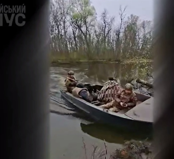 Росіяни полюють на дітей. Військові врятували 10 людей з Лиману — вивозили їх на БТР, човні і пішки