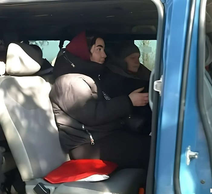 У нас тут війна за життя людей. Як волонтери рятують мешканців напівзруйнованого Покровська