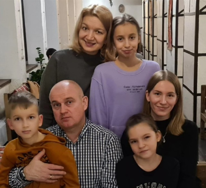 Прийомна родина з Донецька опинилася у пеклі окупації. Вони дивом вижили у Бучі та Маріуполі