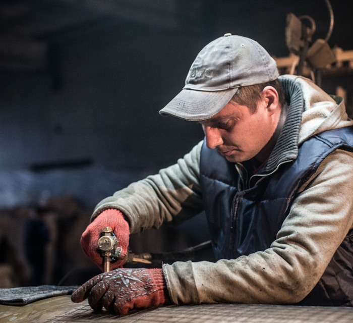 «Робимо все, що можна зварити, зігнути й пофарбувати»: історія заводу-переселенця з Харцизька