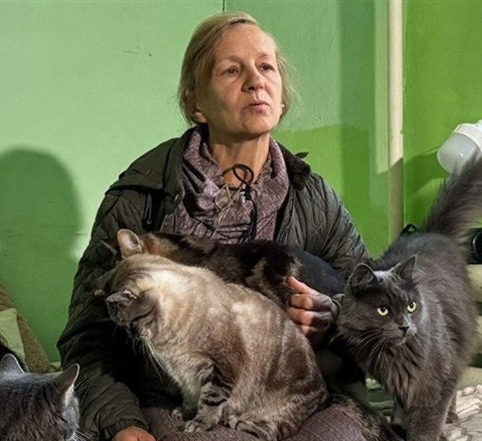 Боялася, що прилетить і вони всі згорять. Олена Костенко вивезла з Добропілля 50 котів і трьох собак