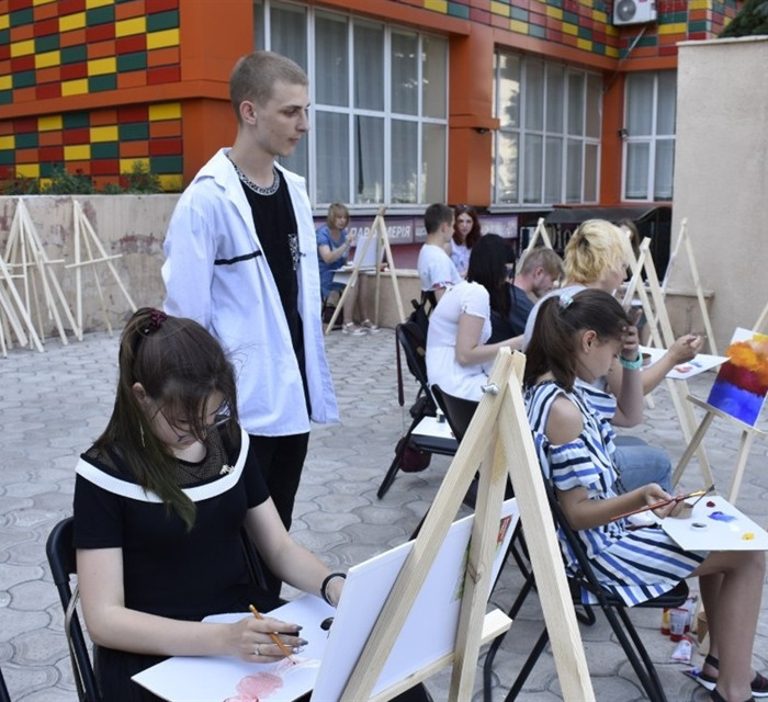 «Мне не нравится реализм, для этого есть фотоаппарат»: как студент из Покровска двигает авангард