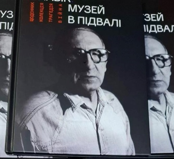 День і ніч думаю про Маріуполь. Колекціонер зберіг історію життя у книзі “Славік. Музей в підвалі”