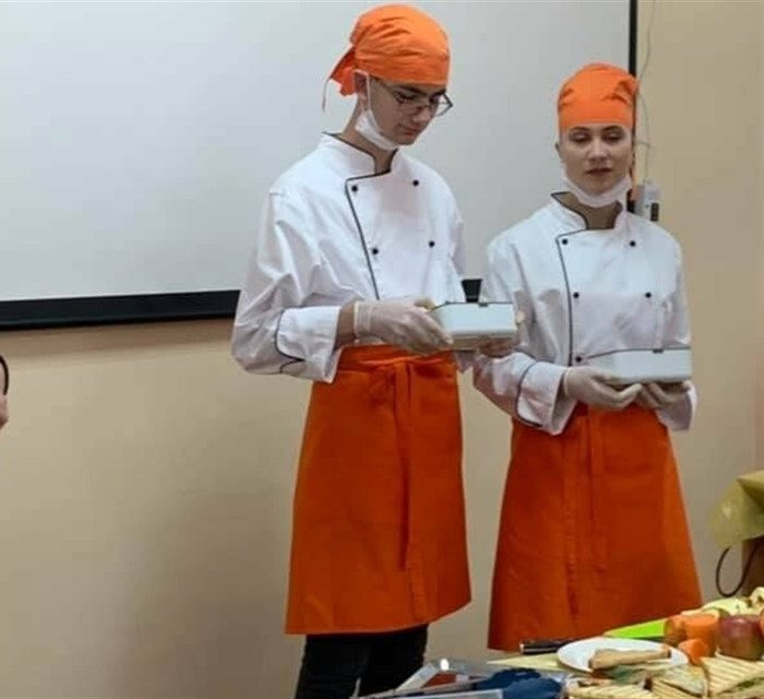 Тосты с авокадо и фреши из сельдерея. В Мариуполе предложили новый подход к питанию в школах