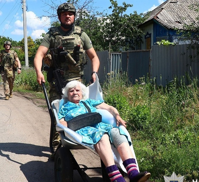 З Дружківки евакуювали двох літніх жінок. Одній із них 96 років, її вивозили на тачці під дронами