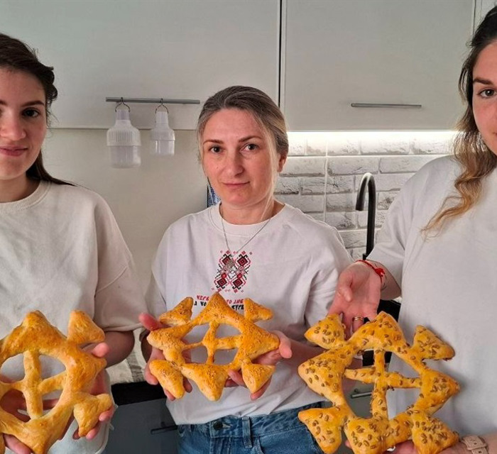 Відродження традицій пращурів. Родина Янієвих зі Старобешевого пече надазовський псатир до Великодня