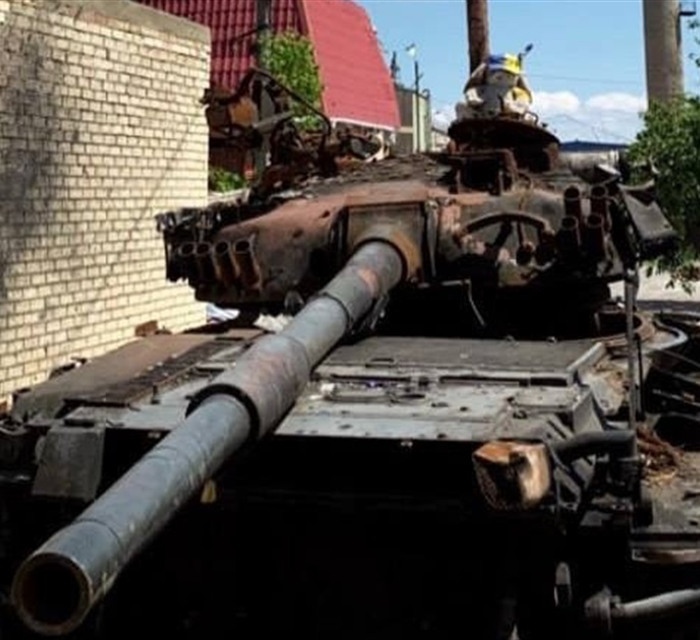 З Гостомеля прибрали спалений танк, що став символом боротьби з росіянами. Чому це зробили?
