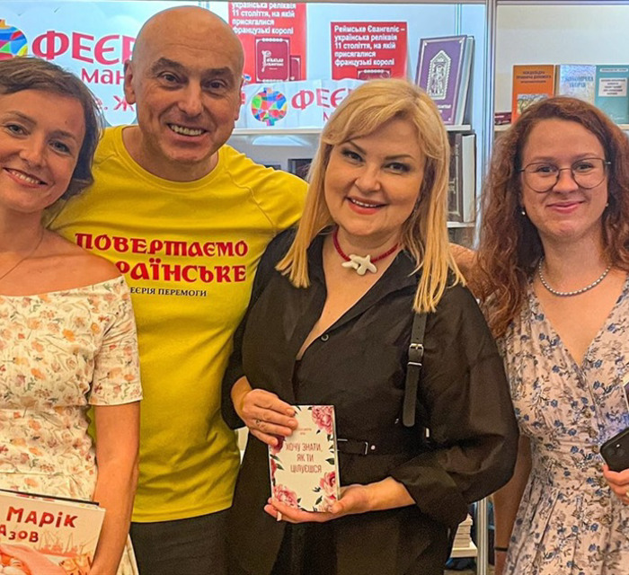 Поетка Анастасія Дмитрук видала дитячу книгу «Кіт Марік і АЗОВ». Герої казки — захисники Маріуполя
