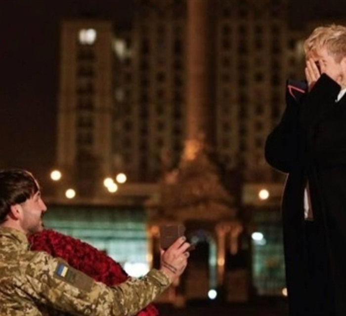 MELOVIN сказав «так» парамедику ЗСУ: несподівані заручини на Майдані