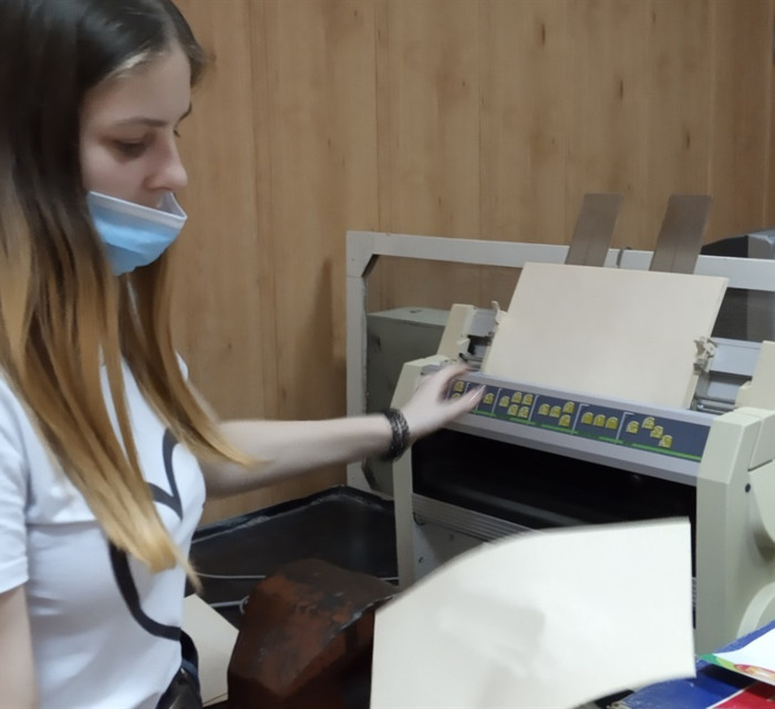 Так книги шрифтом Брайля друкують учні школи-інтернату в Слов'янську. Показуємо, як це відбувається