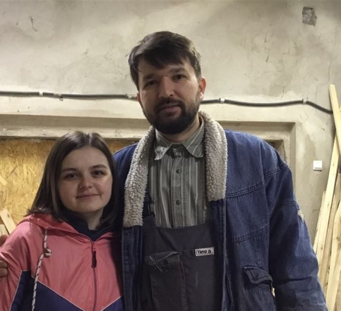 Як родина Чебаненків із Донеччини привчає працювати стоячи – за допомогою новітніх меблів