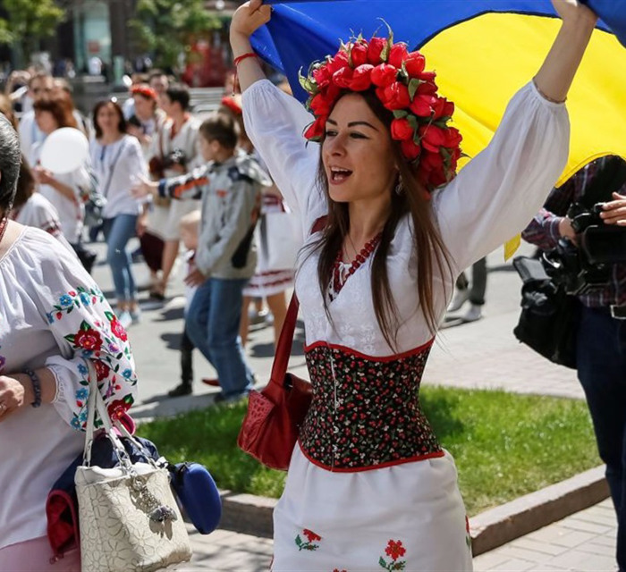 Флешмоб, кинопоказ и парад: где и как на Донбассе отметят День вышиванки