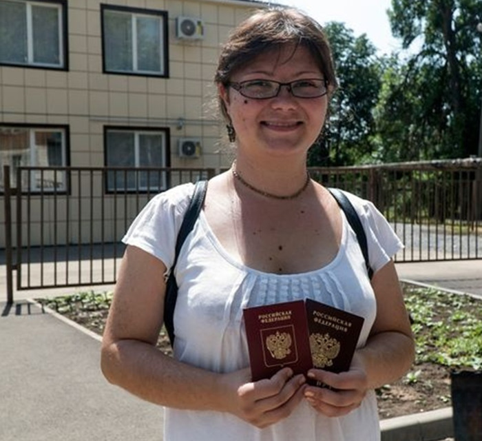 «У каждого - три паспорта». Громадское показало, как жители Донбасса получают российское гражданство