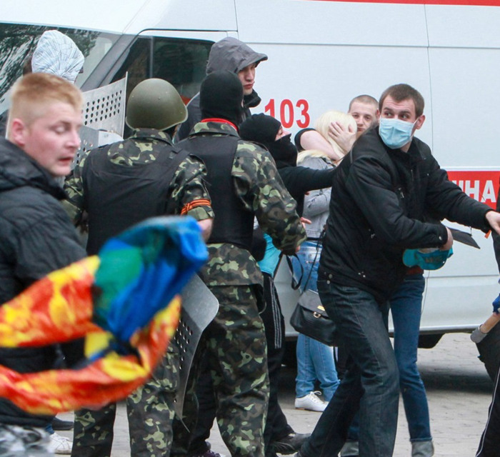 Это шесть снимков Ваганова из альбома «Летопись российско-украинской войны». Вот их история