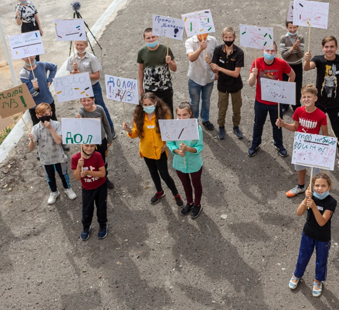 На Луганщині школярі влаштували мітинг проти домашніх завдань. Чому це відбулося і чим закінчилося