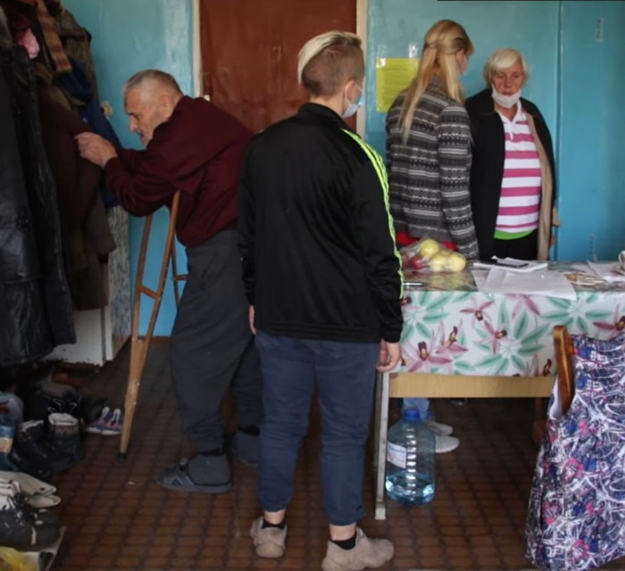 «Ничего не осталось»: где сейчас живут люди, чей дом уничтожил пожар в Луганской области