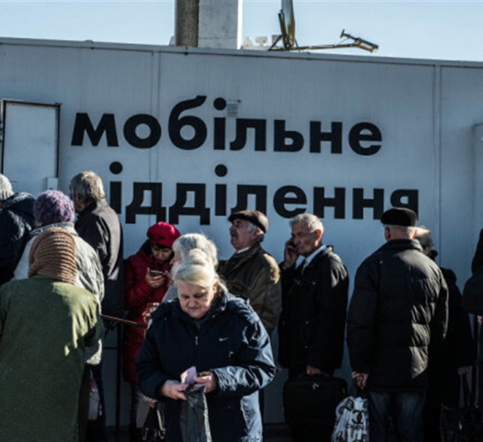 Ощадбанк продлил карточки переселенцам и пенсионерам из ОРДЛО. Стали известны сроки