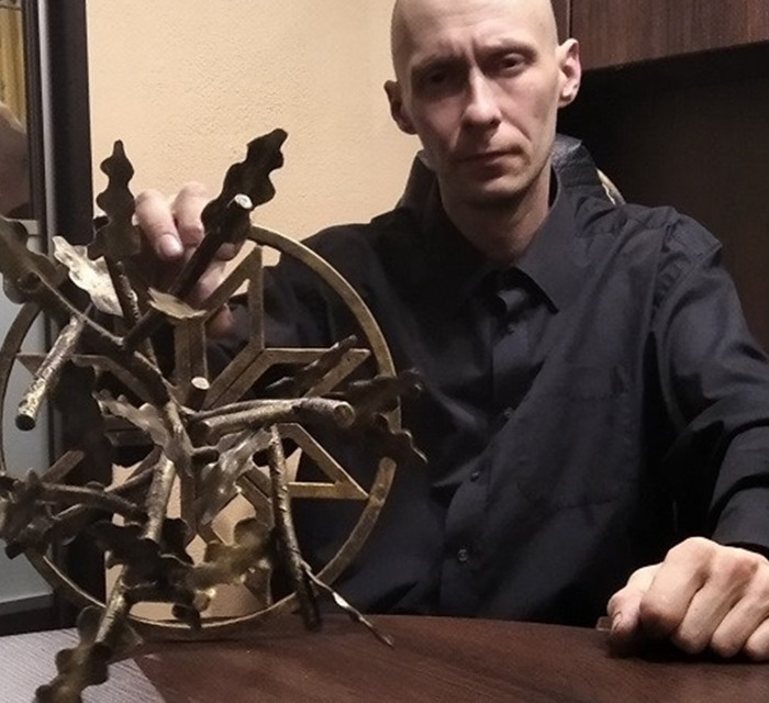 Это он установил трехметровый кроссовок из металла в Краматорске. История Михаила Вирко