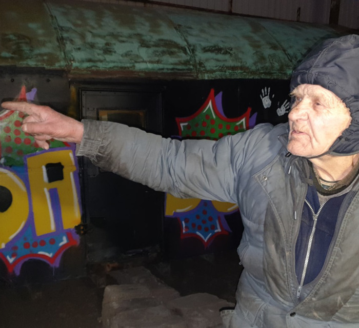 В Мариуполе волонтеры помогли собрать деньги на вагончик пенсионеру. Раньше он жил на парковке ТЦ
