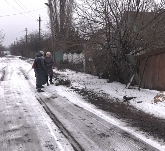 Як живуть місцеві мешканці у Майорську. Репортаж з селища біля КПВВ