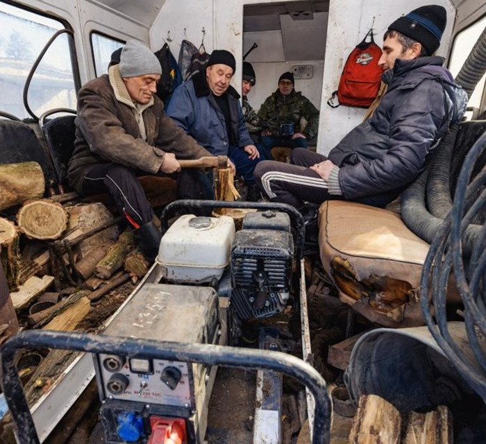 Ремонтируем водоводы под прицелами снайперов. История аварийной бригады в «серой зоне»