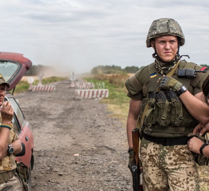 "Погані дороги" виходять на екрани кінотеатрів. Стрічку називають іншим поглядом на війну на Донбасі