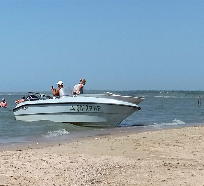 Мы приехали на море в Безыменное. Это всего в 30 км от Мариуполя за линией разграничения