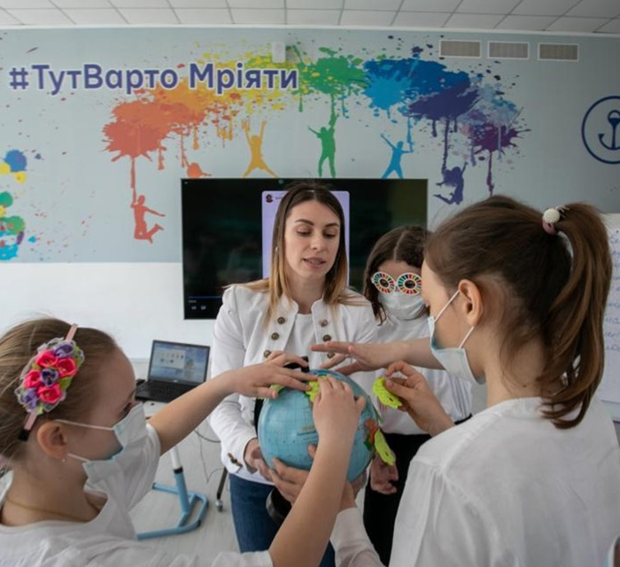 Школьники будут мониторить качество воздуха в Мариуполе. Их вдохновил самый большой урок в мире