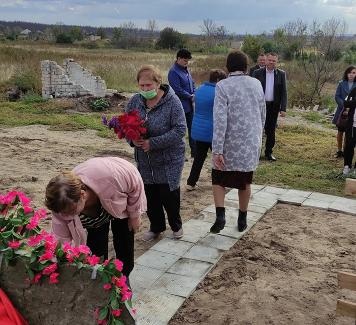 Це пам’ятний знак загиблим під час пожежі на Луганщині. Його встановили у Вороновому, яке горіло