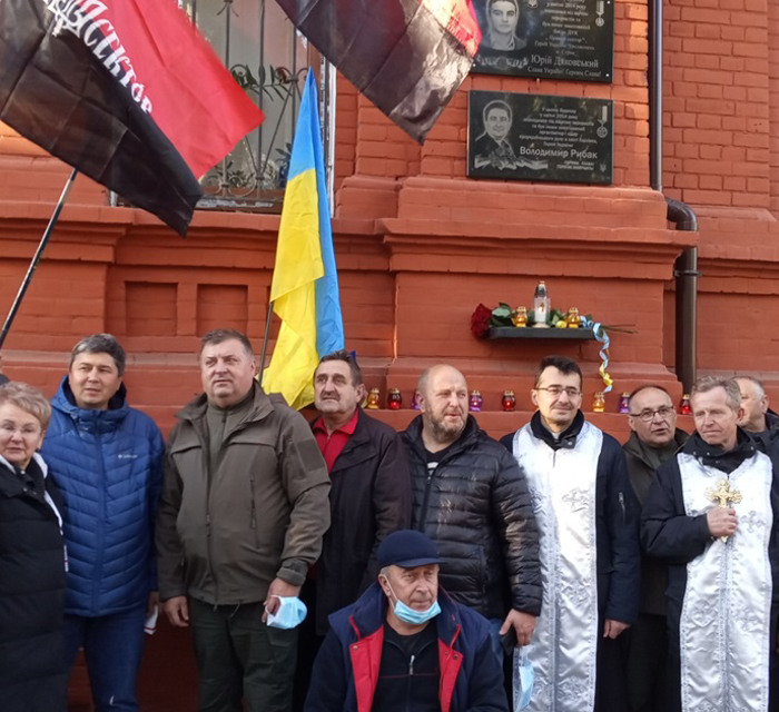 Другий з трьох. На будівлі СБУ в Слов'янську з'явилася пам'ятна дошка Юрію Дяковському