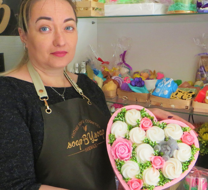 Валентина Гартовина создает букеты из мыла в Мирнограде. Показываем, как устроена ее мастерская