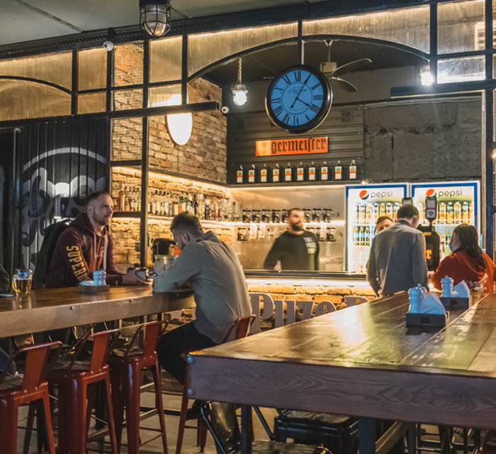 Рестораторы Puzo Pub начинали с пивного ларька. А теперь создали самый атмосферный паб в Севере