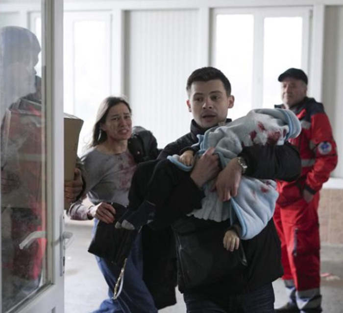 Весь мир увидел Мариуполь в осаде России. Новости об этом - на главной NYTimes и других медиа