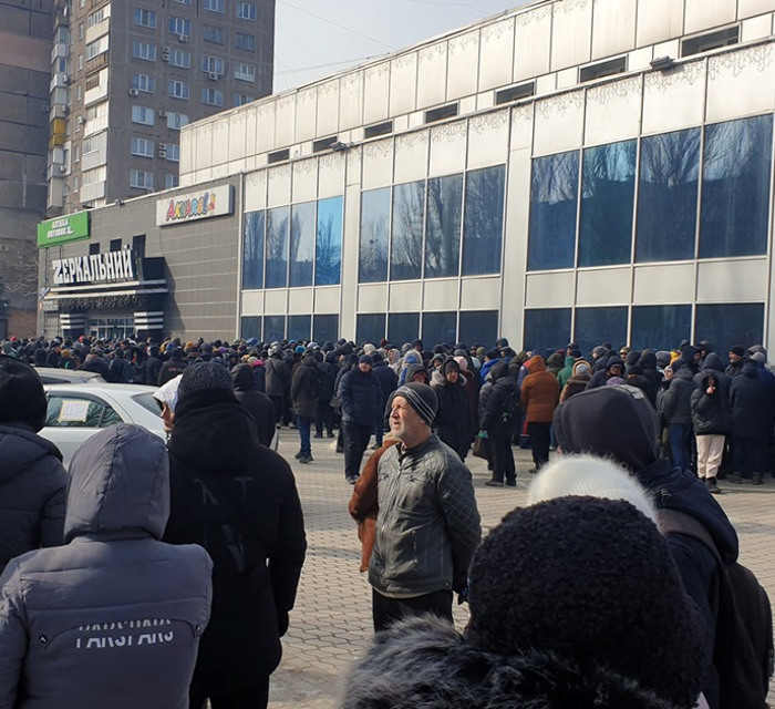 Набирают воду в фонтанах. Хоронят людей прямо в парке. Жизнь блокадного Мариуполя в фотографиях