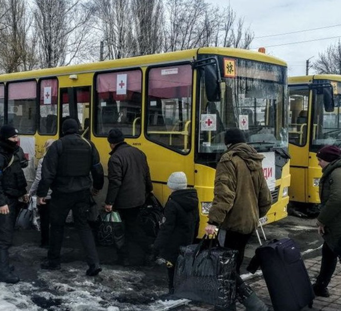 В этом телеграм-боте уже есть списки всех эвакуированных из Волновахи и Угледара. Ищите своих родных