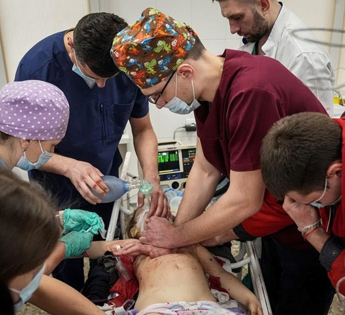 Як у Маріуполі лікарі рятували людей без води та світла. Монолог операційної сестри